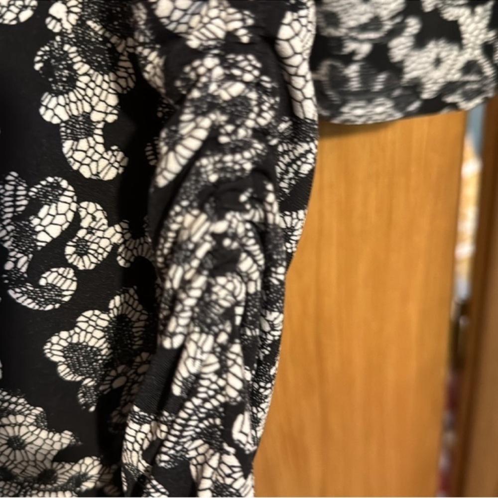 Vince Camuto Black and White Floral lace print
Women's Top size large - Picture 6 of 7